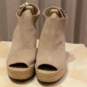 Kenneth Cole odette wedge suede shoes size 10. Bone color